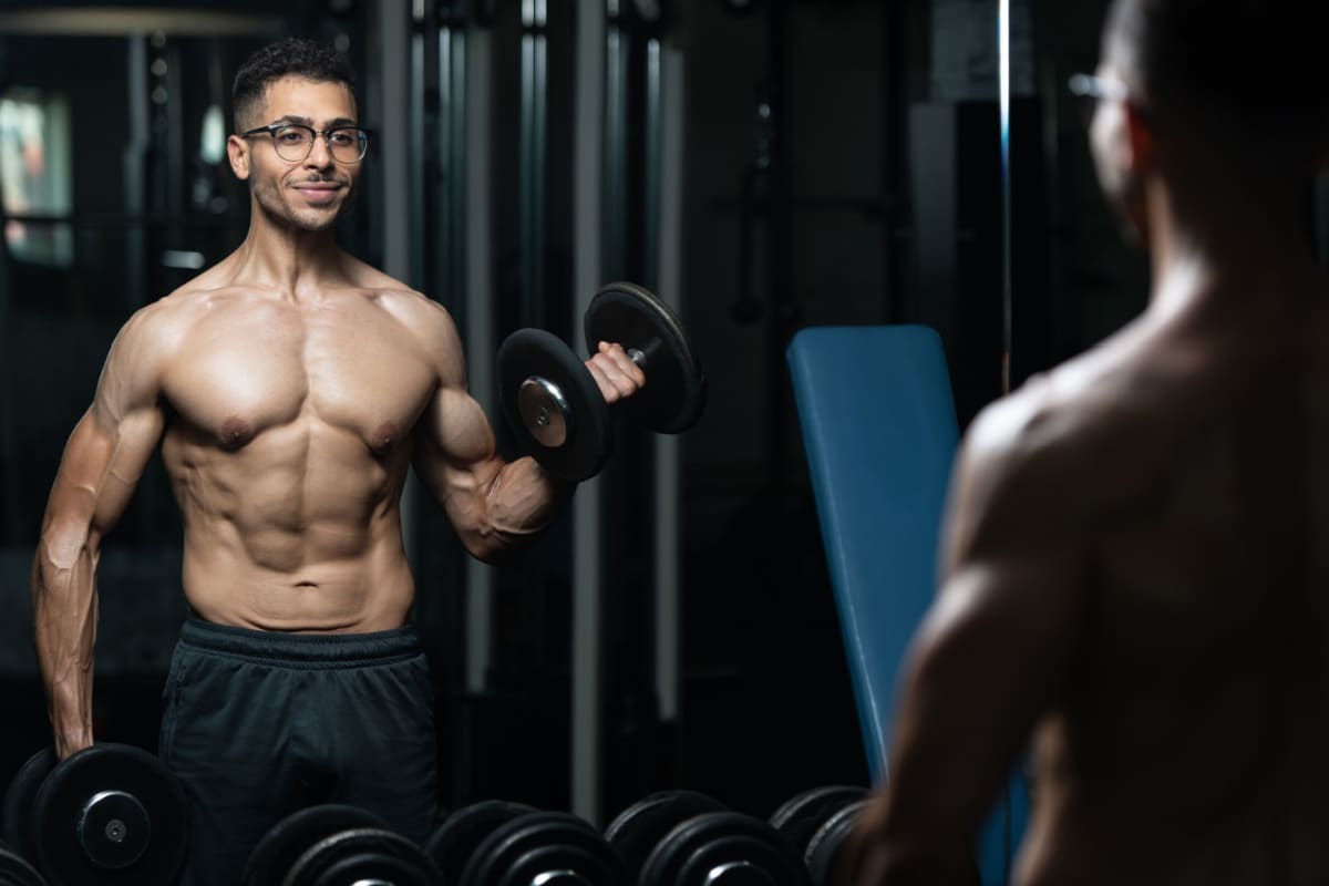 barbat care se uita in oglinda