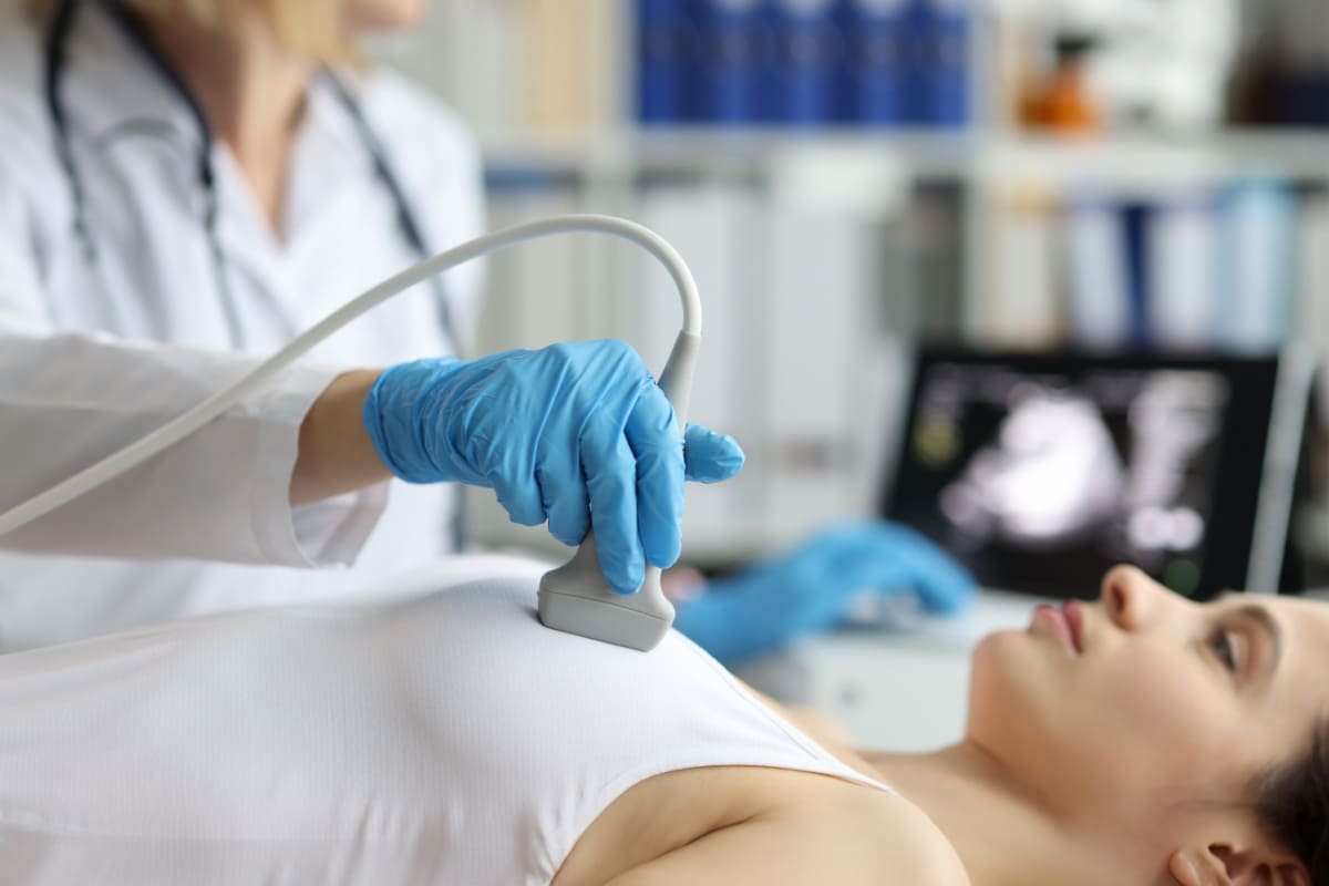 medic ii face pacientei ecografie mamara